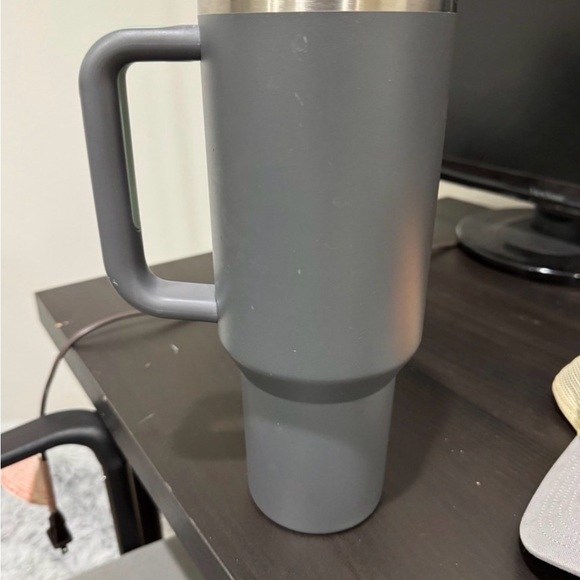 Stanley Gray Quencher Flowstate 40oz Tumbler - Picture 4 of 15